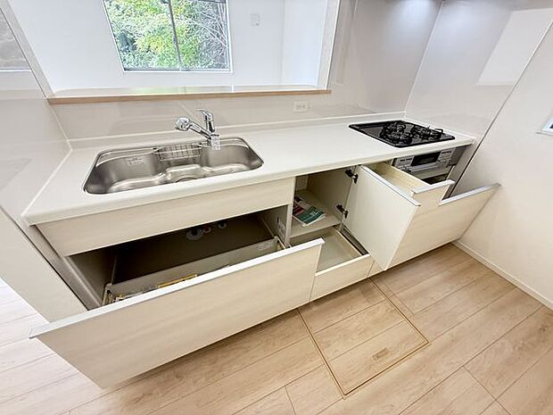 【キッチン】キッチンには3口ガスコンロが備えられているため、複数品を同時に調理可能。効率的な調理で時短に繋がります。