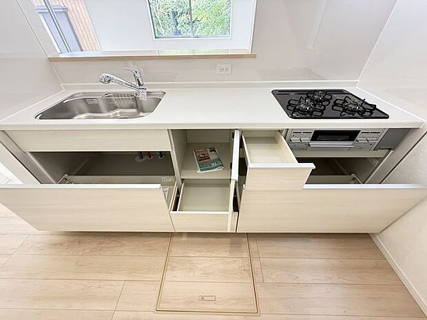 【キッチン】立ったまま使えて、奥の物も出し入れしやすいスライドタイプの収納が備わったキッチンです。