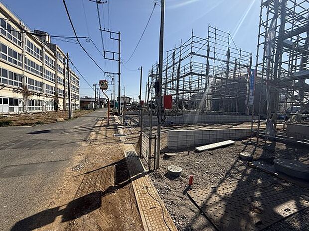 【前面道路含む外観】前面道路は見通しの良い直線道路です。要所にカーブミラーが設置され、お車でお出かけの際も安心です。