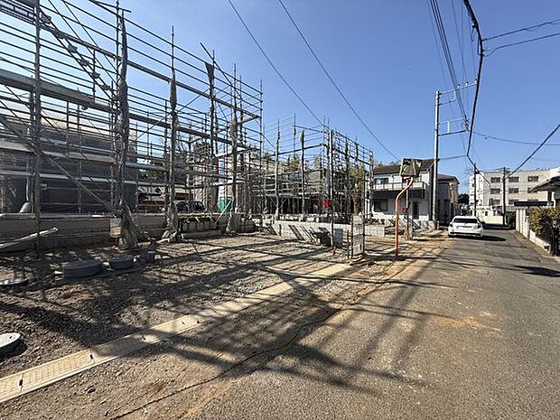 【前面道路含む外観】第1種住居地域に位置します。繁華街のような騒がしさはなく、お子様の教育環境や夜間の静穏を維持しやすい立地です。