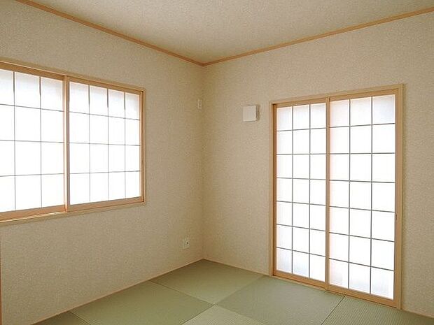 【和室/同仕様】客間や家事室、書斎、お子様のプレイルームなど、多用途に重宝するやすらぎの和室です。※実際とは異なる場合があります。
