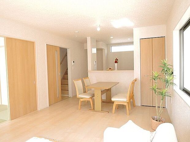 【LDK/同仕様】2面採光が確保されています。ご家族やゲストと会話が弾む、対面式キッチンです。※実際とは異なる場合があります。