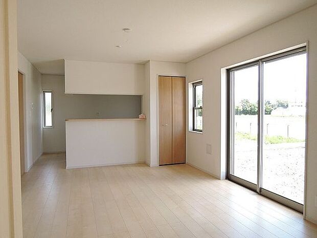 【LDK/同仕様】ご家族が集まり物が増えがちなリビングも、収納があるのでスッキリ保てそうです。※実際とは異なる場合があります。