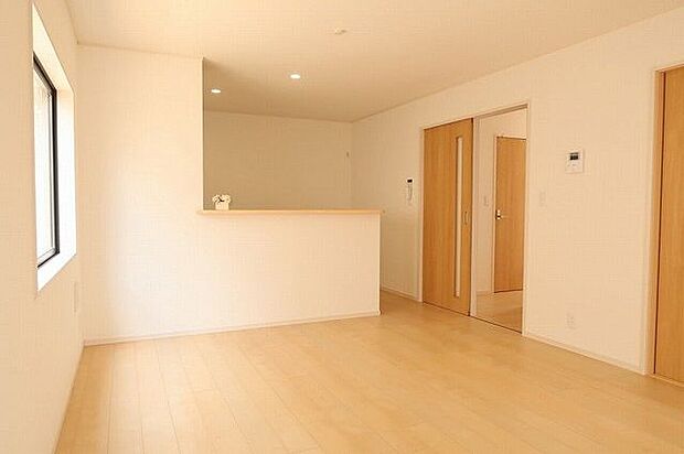 【LDK/同仕様】約18.2帖のLDKは、お互いの顔を見ながら会話ができる対面仕様のシステムキッチンが採用されています。※実際とは異なる場合があります。