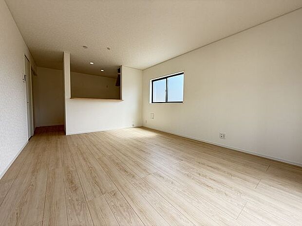 【LDK/約16帖】LDKとキッチンは動線が良く、家事や生活のしやすさが考慮された設計。ご家族の団らんや多様な生活シーンに対応しやすい間取りです。