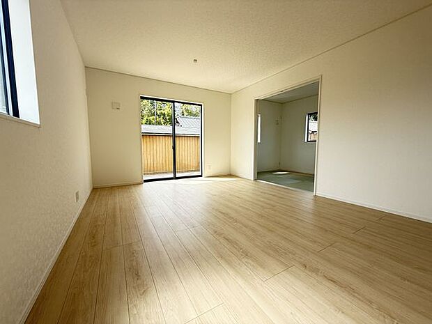 【LDK/約16帖】LDKは2面採光で、明るく風通しの良い空間！ご家族が自然と集まる場所になりそうです。