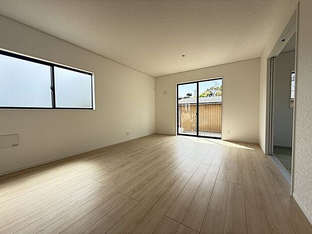 【LDK/約16帖】ナチュラルな色合いのフローリングと白いクロスのLDK。シンプルな内装なので、お好みのインテリアを楽しめそうです。