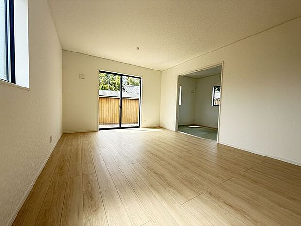 【LDK/約16帖】2面採光が確保されています。ご家族やゲストと会話が弾む、対面式キッチンです。