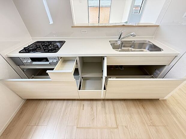 【キッチン】立ったまま使えて、奥の物も出し入れしやすいスライドタイプの収納が備わったキッチンです。