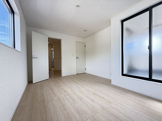 【洋室/約7.37帖】ルーフバルコニーへ出入りが可能。洋室の中で最も広く主寝室におすすめのお部屋です。