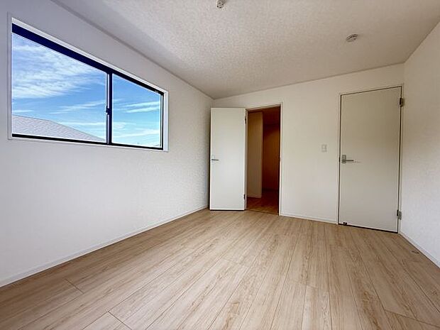 【洋室/約7.37帖】ウォークインクローゼット付きで、住空間を広く活用することができます。