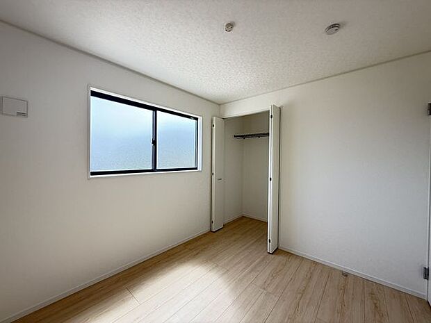 【洋室/約5.25帖(北側)】インテリアを選ばないシンプルな内装デザインが採用されています。お好きなインテリアなどでアレンジできそうです。