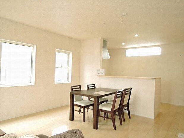 【LDK/同仕様】ナチュラルな色合いのフローリングと白いクロスのLDK。シンプルな内装なので、お好みのインテリアを楽しめそうです。※実際とは異なる場合があります。