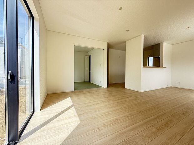 【LDK/約18.2帖】LDKとキッチンは動線が良く、家事や生活のしやすさが考慮された設計。ご家族の団らんや多様な生活シーンに対応しやすい間取りです。