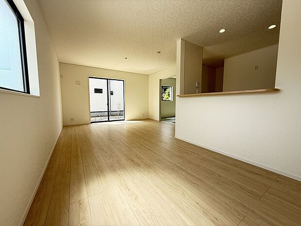 【LDK/約18.2帖】2面採光が確保されています。ご家族やゲストと会話が弾む、対面式キッチンです。