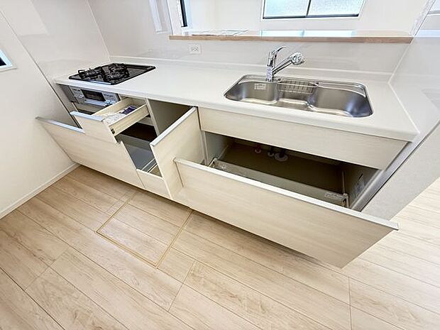 【キッチン】立ったまま使えて、奥の物も出し入れしやすいスライドタイプの収納が備わったキッチンです。