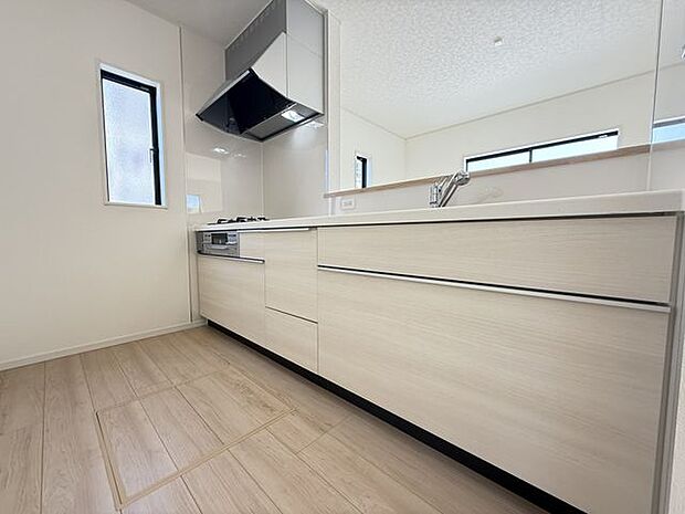 【キッチン】ご家族と会話しながら作業できる対面式キッチンです。配膳などに便利なカウンター付きです。