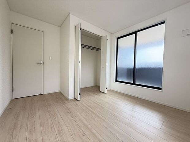 【洋室/約6帖(東側)】勉強や在宅ワークの合間に、ルーフバルコニーへ出て気軽にリフレッシュできそうです。