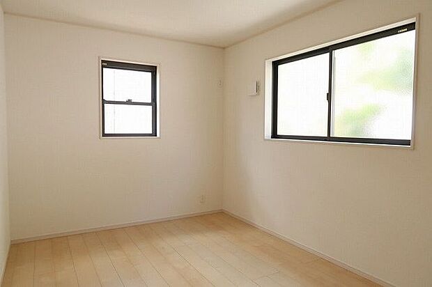 【洋室/同仕様】インテリアを選ばないシンプルな内装デザインが採用されています。お好きなインテリアなどでアレンジできそうです。※実際とは異なる場合があります。