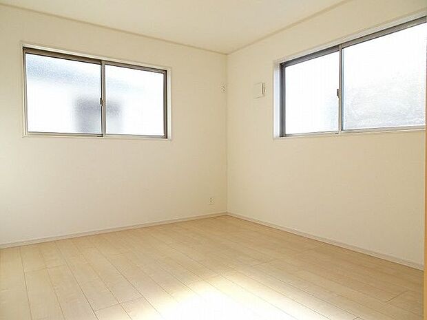 【洋室/同仕様】2面採光が確保された、明るく開放感のある洋室です。2つの窓を開けると、自然換気もスムーズ!※実際とは異なる場合があります。