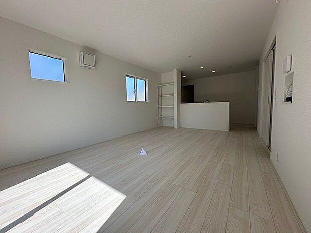 【LDK/2号棟】約19.0帖のLDKです。フリースペースを含んでおり、様々な用途に活用できます。キッチンからはリビング全体が見渡せる対面式を採用しています。