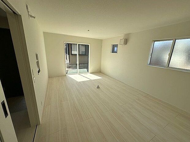 【LDK/2号棟】風通しの良い、2面採光が確保されています。レイアウトしやすい、縦長リビングです。