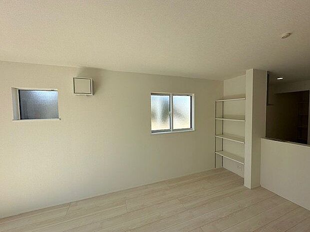 【LDK/2号棟】可動棚付きの収納があります。インテリアのディスプレイや、お子さまの学習セット、ファミリーライブラリーとしても活用できます。