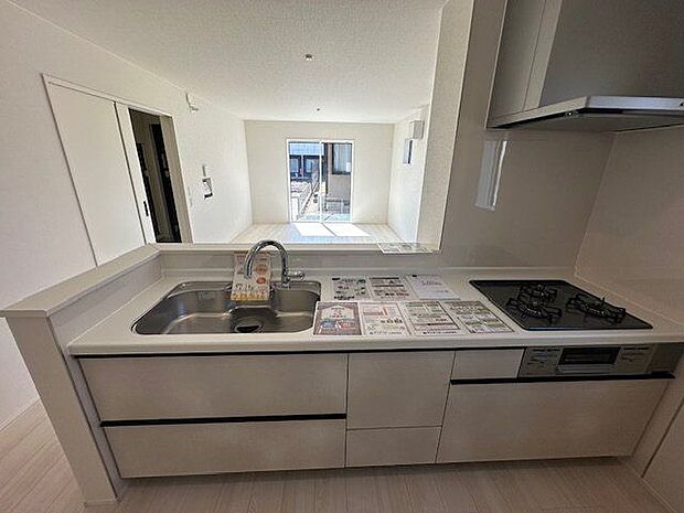 【キッチン/2号棟】対面式キッチンを採用しています。背面にパントリーを設けており、食料品や調理器具の収納に便利です。床下収納も備えており、収納力を高めています。