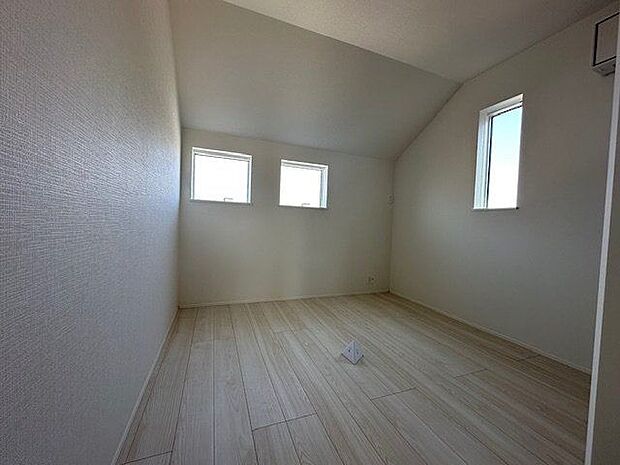 【洋室/2号棟約5.2帖】2階に配置した約5.2帖の洋室です。クローゼットを設けており、衣類や荷物をすっきりと収納できます。2面採光により明るい室内環境を実現しています。