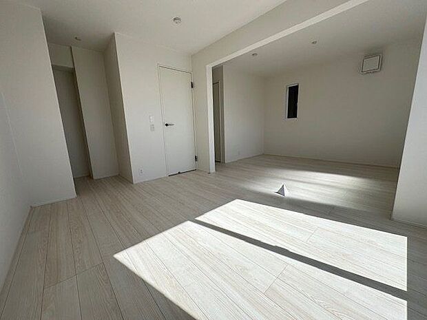 【洋室/2号棟約13.5帖】陽光が届く、南向きバルコニーに出入りできます。ご兄弟のお部屋としても広々使えます。