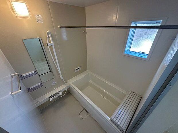 【浴室】足を伸ばしてくつろげる広さの浴槽を採用しています。窓を設けており、自然換気が可能です。断熱等級6の仕様により、冬場でも浴室内の温度低下を抑えます。