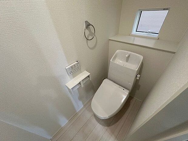 【トイレ/1階】温水洗浄便座を採用しています。1階と2階の各階にトイレを設けており、忙しい朝の時間帯でもスムーズに利用できます。換気に便利な小窓を配置しています。