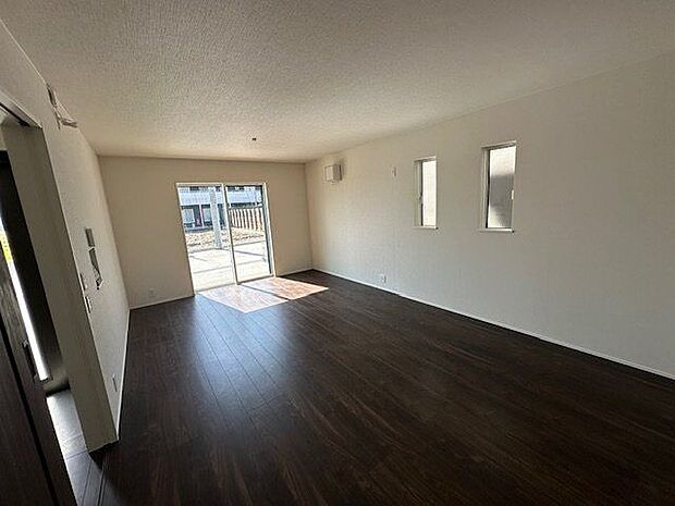 【LDK/3号棟】可動棚付きの収納があります。インテリアのディスプレイや、お子さまの学習セット、ファミリーライブラリーとしても活用できます。