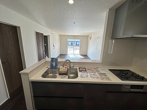 【キッチン】キッチン横には小窓を設けており、調理中の換気が可能です。足元には床下収納を備え、保存食などの収納に役立ちます。