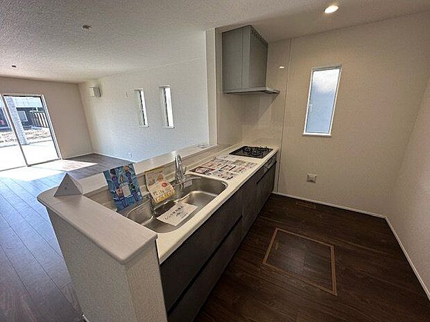 【キッチン/3号棟】リビングの様子を見渡せる対面式キッチンを採用しています。キッチン後ろには冷蔵庫やカップボードを置くスペースを確保しています。床下収納を設けています。