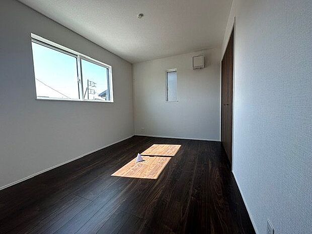 【洋室/3号棟】2階に配置した約5.2帖の洋室です。クローゼットを設けており、衣類や荷物をすっきりと収納できます。2面採光により明るい室内環境を実現しています。