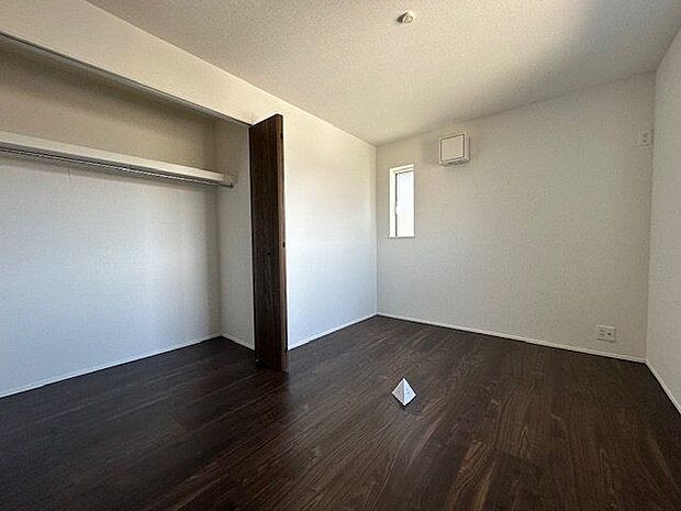 【洋室/3号棟】陽光が届く、南向きバルコニーに出入りできます。ご兄弟のお部屋としても広々使えます。