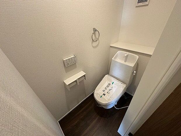 【トイレ】温水洗浄便座を採用しています。1階と2階の各階にトイレを設けており、忙しい朝の時間帯でもスムーズに利用できます。換気に便利な小窓を配置しています。