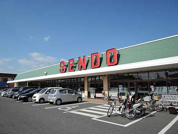せんどう島野店 徒歩14分。営業時間/9:30〜21:00。駐車場130台有。食卓に欠かせない食品など豊富な品揃えがございます。 1120m