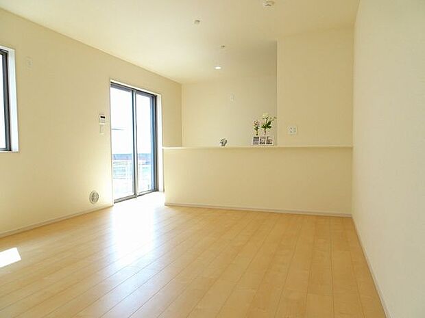 【LDK/同仕様/2号棟】約17帖のゆとりあるLDK!落ち着いた印象でご家族が自然と集まりそうです。※実際とは異なる場合があります。