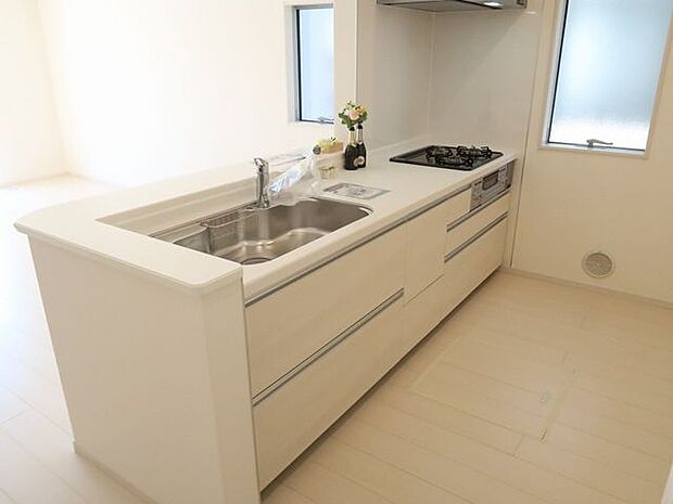 【キッチン/同仕様/2号棟】ご家族と会話しながら作業できる対面式キッチンです。配膳などに便利なカウンター付きです。※実際とは異なる場合があります。