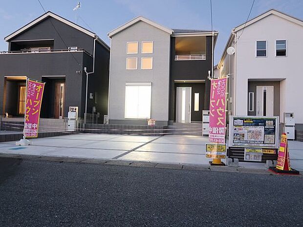 【外観/同仕様/2号棟】周囲の街並みと調和する、シンプルモダンでスタイリッシュな外観です。※実際とは異なる場合があります。