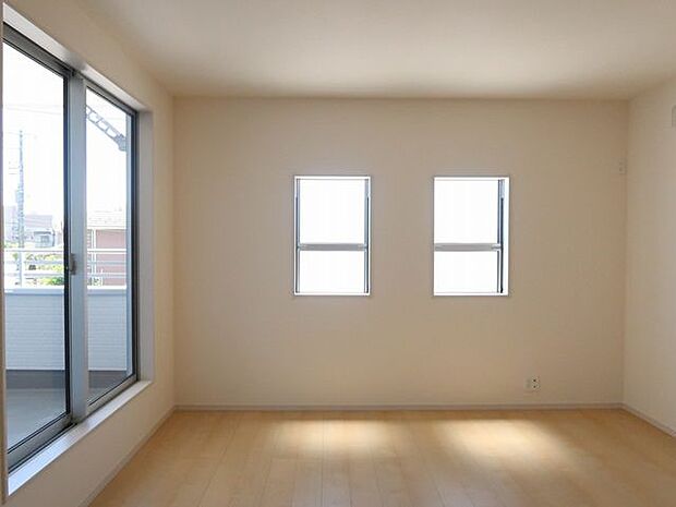 【洋室/同仕様/2号棟】バルコニーに面した明るく開放的な住空間。収納付きですので、取り込んだ洗濯物をさっと仕舞えます。※実際とは異なる場合があります。