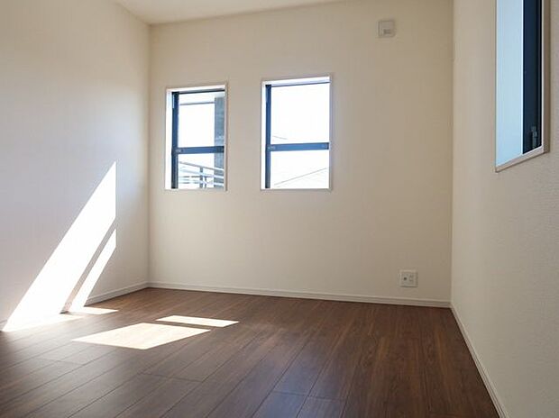 【洋室/同仕様/2号棟】どんなインテリアにもマッチする、シンプルな内装です。※実際とは異なる場合があります。