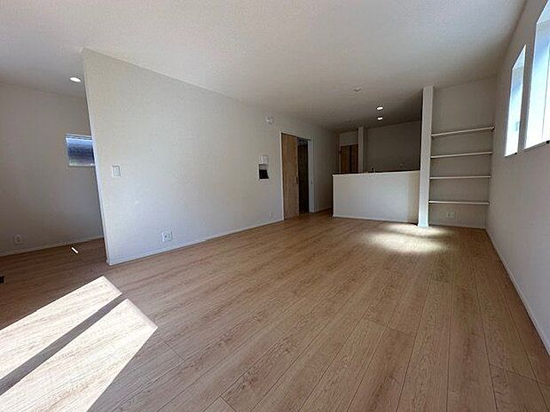 【LDK/約19.5帖】ご家族が集うLDKは、約19.5帖のゆとりある広さ。LDK内にフリースペースが設けられており、お子様の遊び場や在宅ワークスペースなど、多目的に活用可能です。