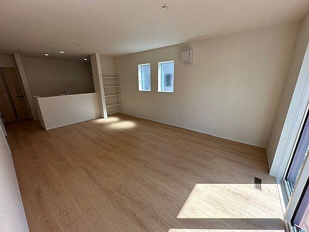 【LDK/約19.5帖】キッチン前の壁に可動棚が設けられています。写真を飾ったり、小物の整理に活用できます。