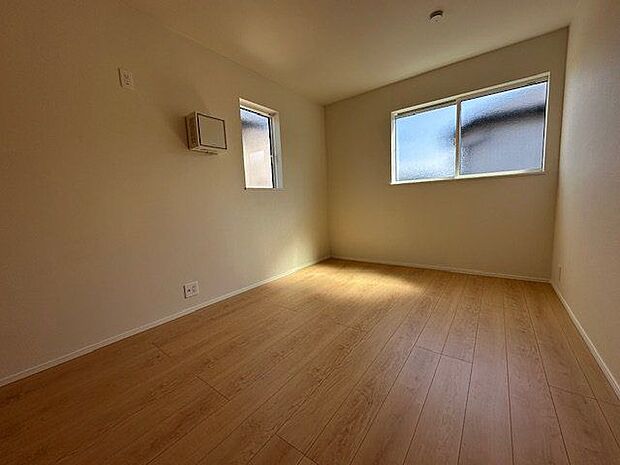 【洋室/約6帖】2面採光が確保された洋室です。自然光が心地よく注ぎ込み、快適に過ごせそうです。