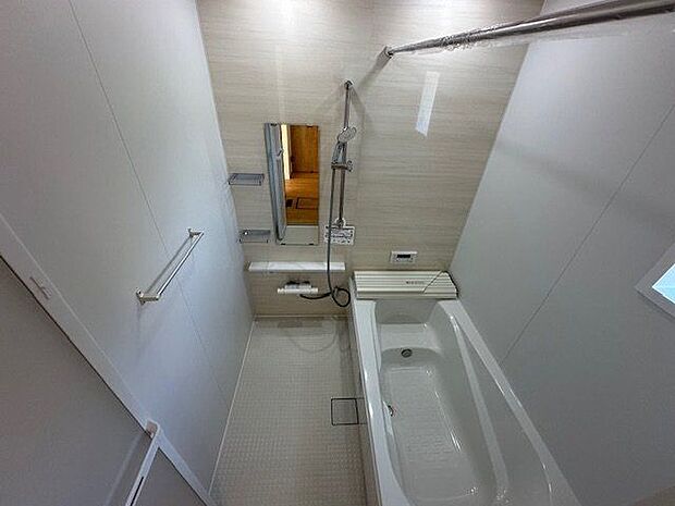 【浴室】やわらかなカラーで統一された、清潔感のある浴室。換気暖房乾燥機付きで、室内干しも可能です。