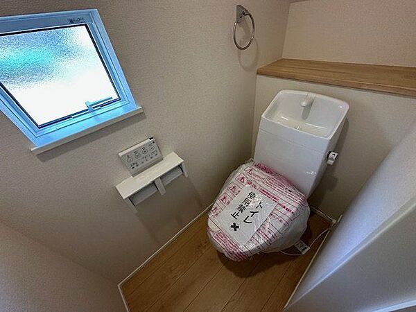 【トイレ/1階】温水洗浄便座付きのトイレ。リモコンが壁に設置され、操作しやすい仕様です。トイレは各階に設けられています。