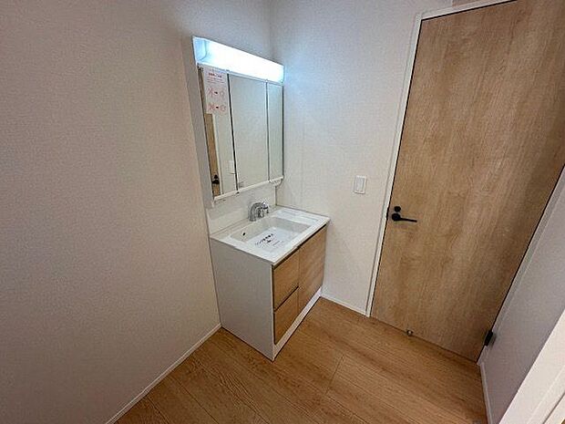 【洗面室】玄関・LDKの双方から出入りが可能な洗面室。回遊性があり、生活動線・家事動線が良好です。